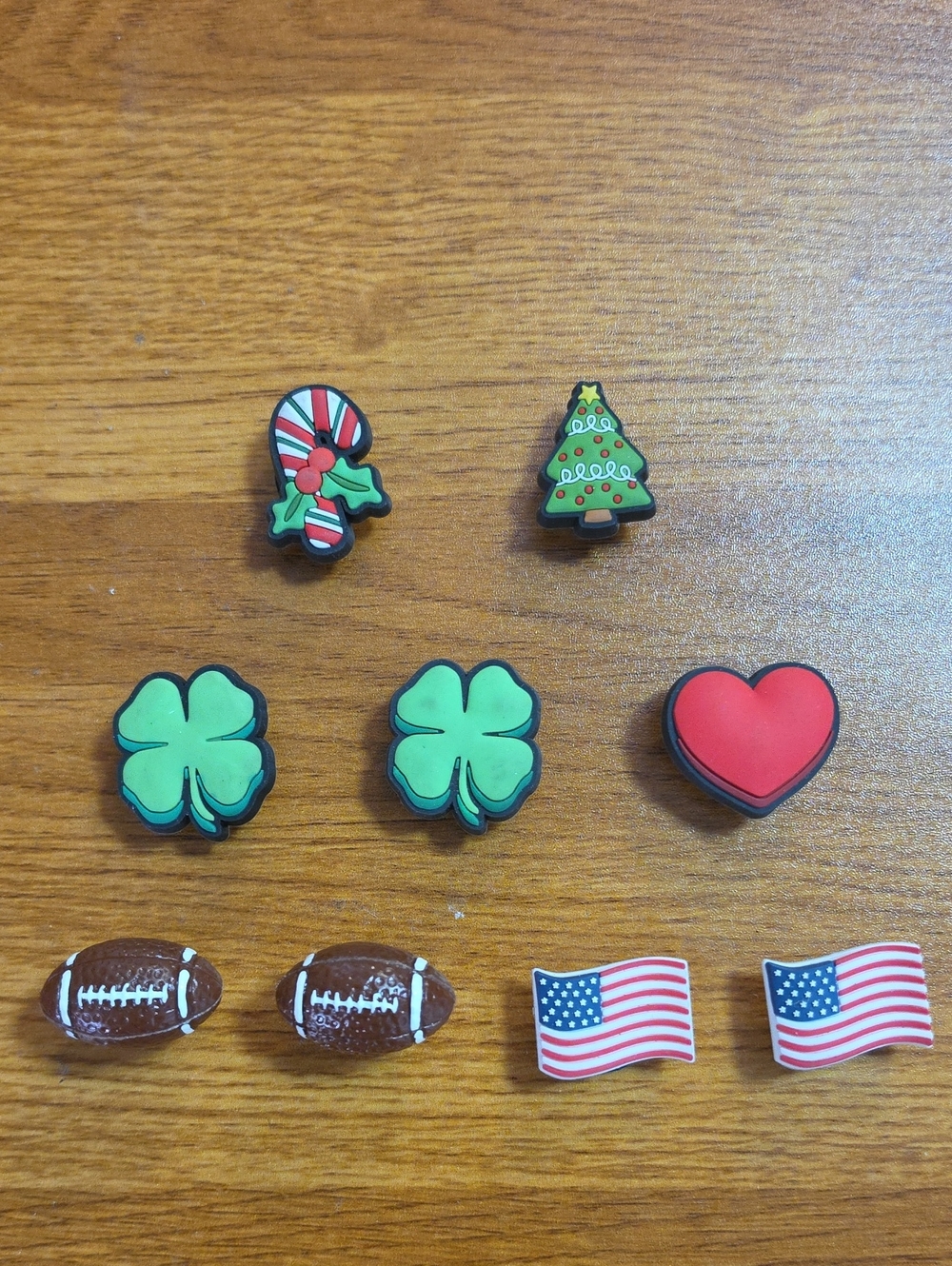 CROCS Kids Jibbitz Charm Set – Green Shamrocks, Red Heart & Holiday Icons